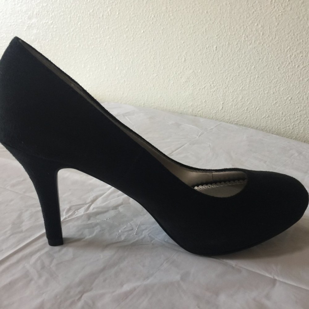 Fioni Black Swede Heels